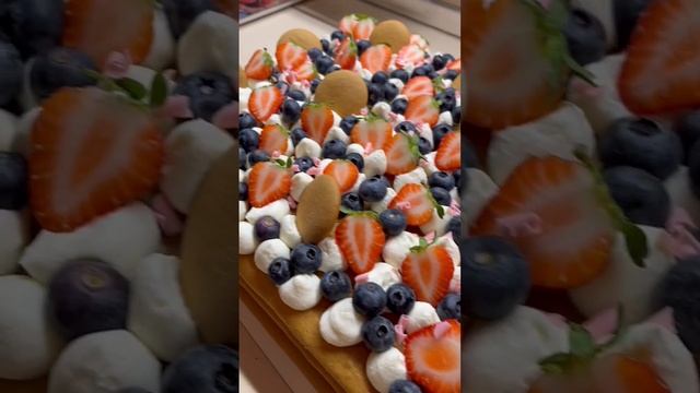 Открытый медовик с крем чизом , ягодной начинкой ? очень нежный и вкусный . смотреть онлайн