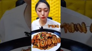 Китайцы едят на камеру. Есть Осьминоги, Мозги, Личинки, Улитки!!! ?