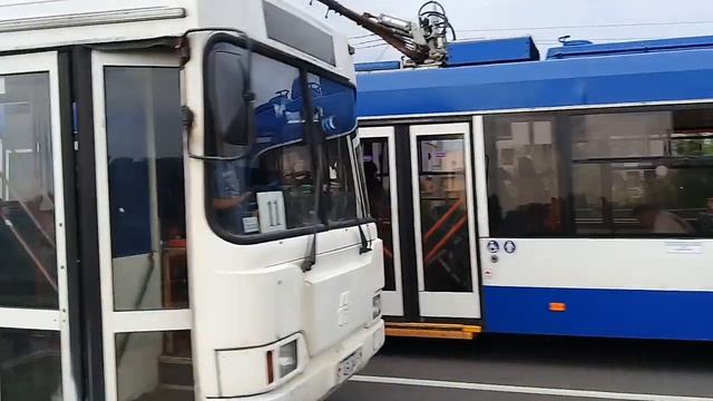 Троллейбус обогнал автобус. Брест - 01.07.2021. смотреть онлайн