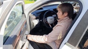 Машина клаксонит - издаёт 3 звуковых сигнала после снятия аккумулятора и постановки на охрану.