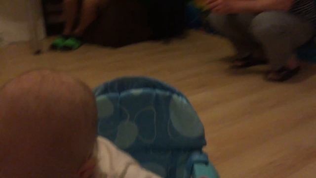 первый раз в ходунках малыш. учимся ходить 6 месяцев смотреть онлайн