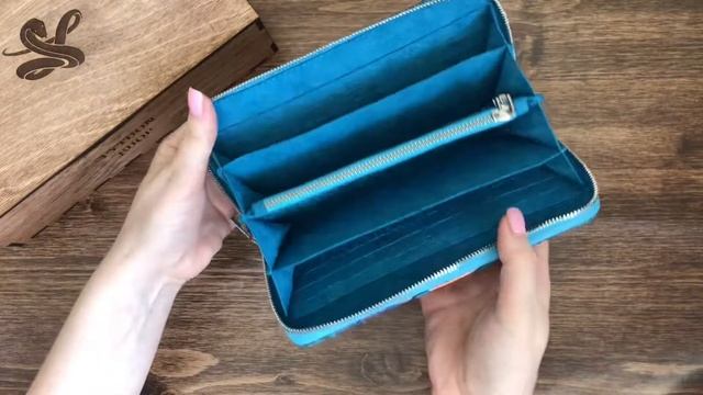 Видеообзор на голубой кошелёк из кожи питона. смотреть онлайн