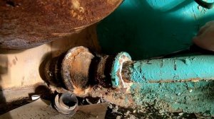 Замена канализационных труб под ванной. Сифон со времен СССР за 37 лет всех пережил. Ремонтируй сам