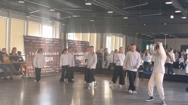 Выступление в стиле Popping. Танцуем с сестрой♥️ я слева? смотреть онлайн