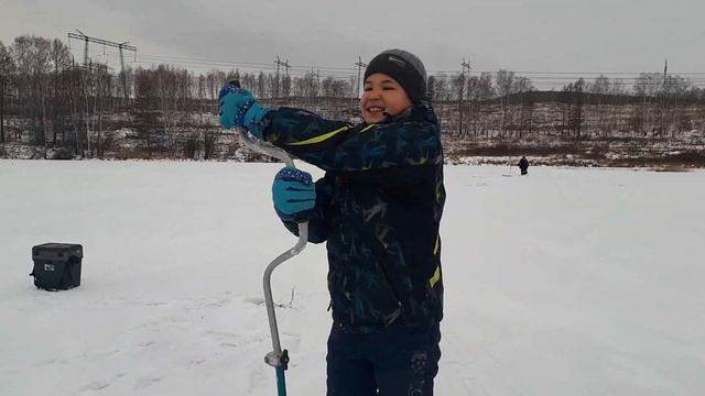 Рыбалка на Водопьянихе. Варим уху на льду. смотреть онлайн