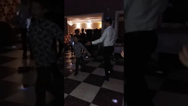 Эльмира и Амир танцуют адыгейский танец. смотреть онлайн