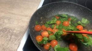 Простой и Быстрый рецепт Лосося в сливочном соусе со шпинатом и помидорами Черри.