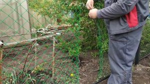 Как самостоятельно натянуть пластиковую сетку рабица на забор.
