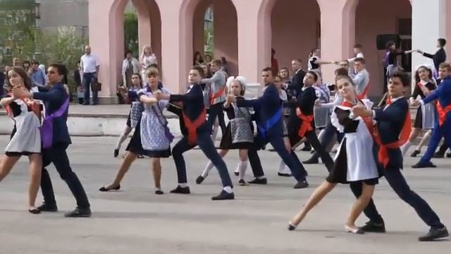 Прощальный вальс выпускников на площади ДК Усть Катав 2018 смотреть онлайн