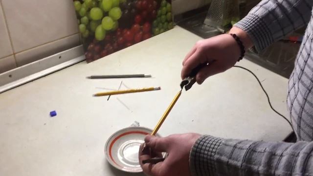 Эксперимент с электричеством!! Карандаш под напряжением!!! ЭКСПЕРИМЕНТЫ НА КАНАЛЕ!!! ? смотреть онлайн
