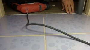 Установка переходного скрытого порога из металла на кафель между линолеумом и керамической плиткой