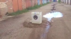 Стиральная машина и кирпич