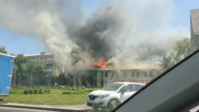 Пожар в Самаре. Горит жилой дом. смотреть онлайн