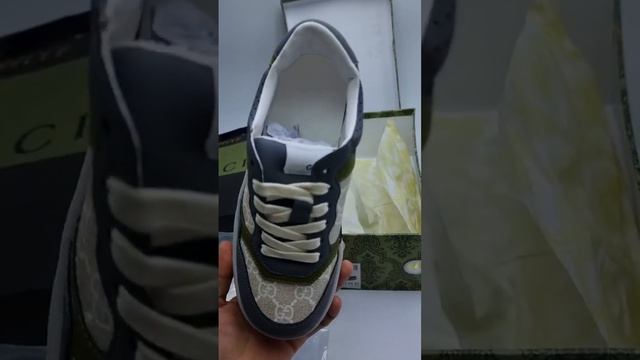 Кроссовки Gucci с тиснением GG смотреть онлайн