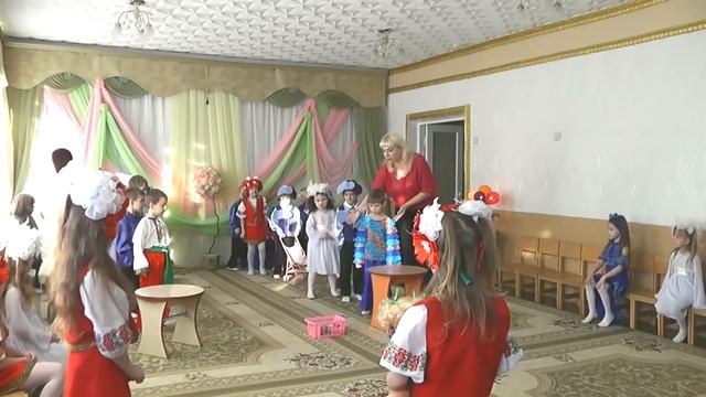 Игра "Мамины помощники" на утреннике 8 Марта 2013 в старшей группе.Муз.рук. Максюта Г. В. смотреть онлайн