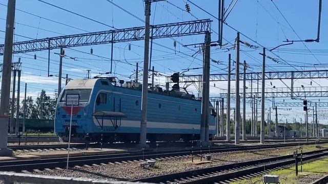Электровоз ЭП1М-504 совершает манёвр на станции Данилов! смотреть онлайн