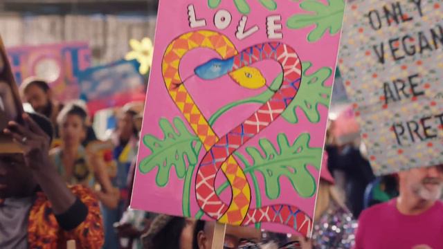 Boy George & Culture Club - Let Somebody Love You (Official Video) смотреть онлайн