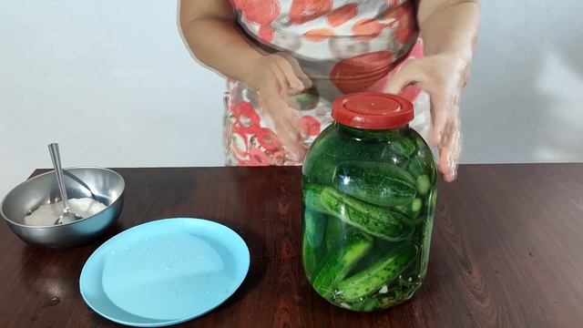 Малосольные огурчики. Как убрать горечь в огурцах. смотреть онлайн