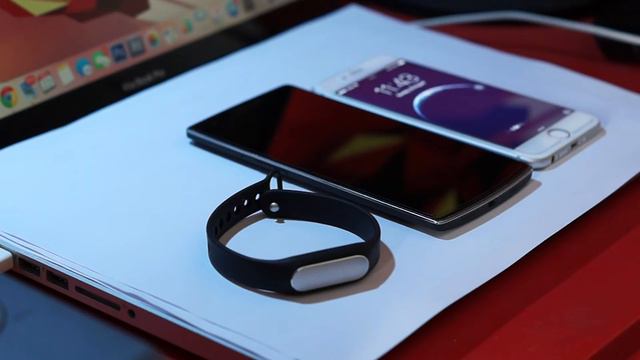 Xiaomi Mi Band Unboxing and iPhone and Android pair смотреть онлайн