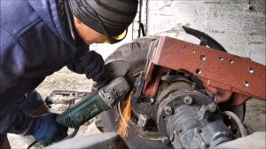 МТЗ 892  Меняю балку полурамка. Закатил передний мост в одиночку.