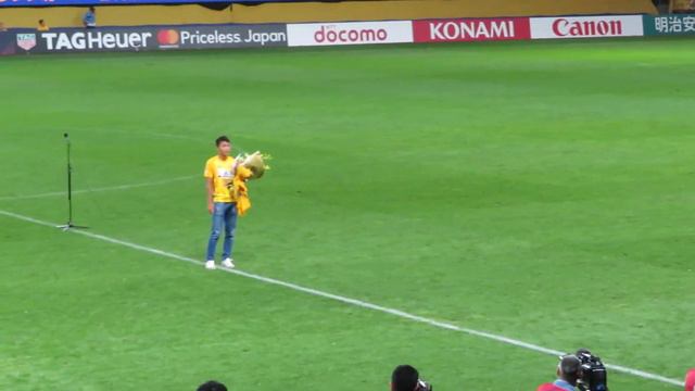 渡邉晋監督からの花束贈呈 смотреть онлайн