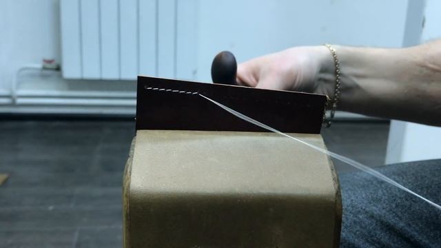 Как прошить кожу косым швом с двух сторон / Hand Stitching Leather смотреть онлайн
