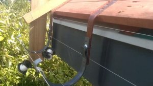 Как правильно установить крюки для навесного желоба водосточной системы.