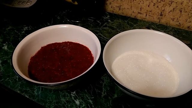 Калина, перетертая с сахаром - хорошее средство при простудах и сердечно-сосудистых заболеваниях.