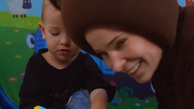 Маленькая Вера - Медведь и дядя Федор - распаковка игрушек с Синим Трактором смотреть онлайн