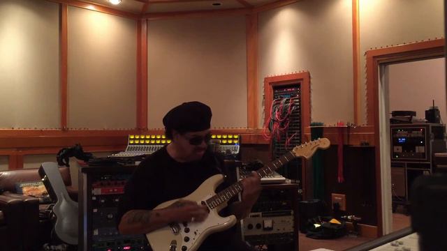 Leo Nocentelli recording with The Big Ol' Nasty Getdown at Studio 606 смотреть онлайн