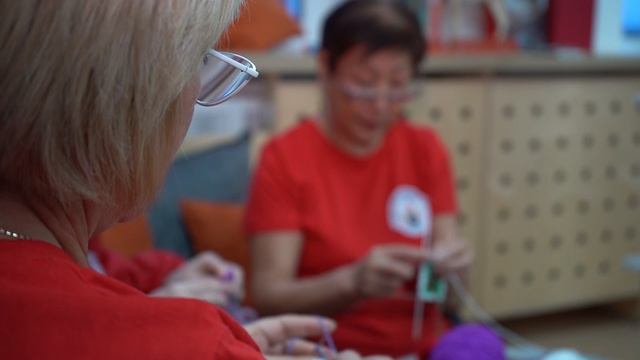 «Серебряные добровольцы» подарили партию связанных вещей детям с ОВЗ смотреть онлайн