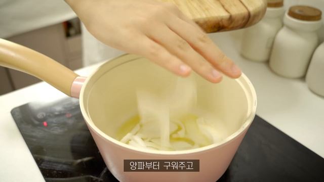 SUB• VLOG?모더나 백신 맞고, 유행하는 식혜 떡볶이 만들어 먹는 자취생 일상 ?, 친구 졸전, 부추전, 옥수수스프, 참치계란오트밀죽, 이모모찌, 편의점 디저트, 군만두 смотреть онлайн