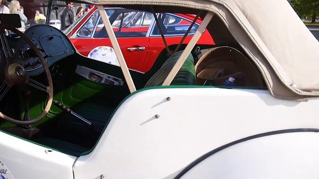 Ретро-автомобиль MG TD 1952 года выпуска на ралли классических автомобилей у отеля «Метрополь» 2021 смотреть онлайн