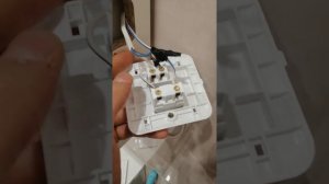 #ремонт #зеркало #электрик Подключение выключателя и розетки на зеркальном шкафу в ванной комнате