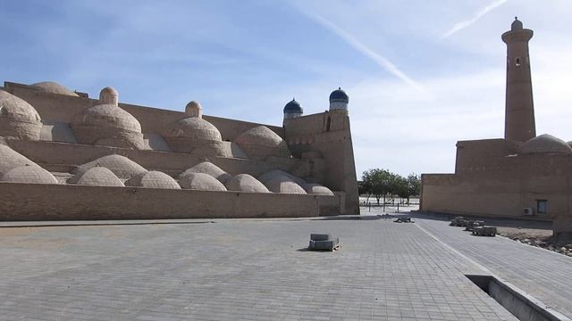 22.04.2023. Узбекистан. Хива. Ичан-Кала. Скопление каменных курганов близ восточной стены смотреть онлайн