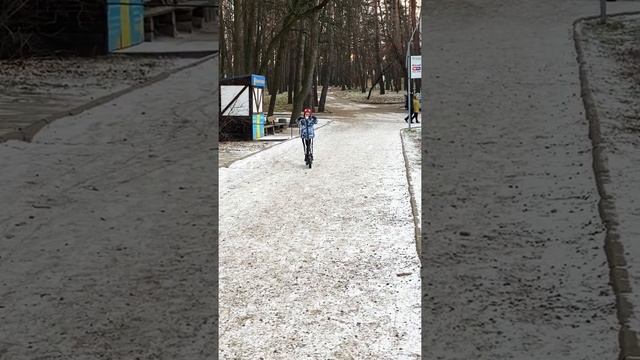 Даня катається на електросамокаті по парку #парк #першийразнаелектросамокаті #электросамокат смотреть онлайн