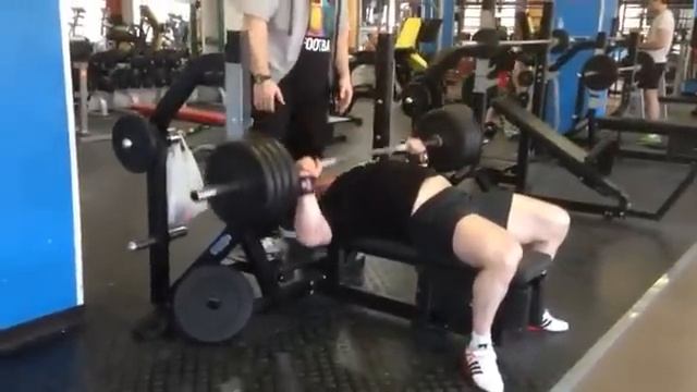 Мурад Алибеков, жим лёжа raw 200 кг на 12 раз смотреть онлайн