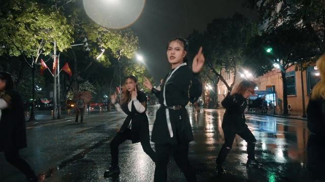 [KPOP PUBLIC DANCE IN THE RAIN]Stray Kids(스트레이 키즈) "Back Door" Dance Cover By The KAIS Crew From VN смотреть онлайн