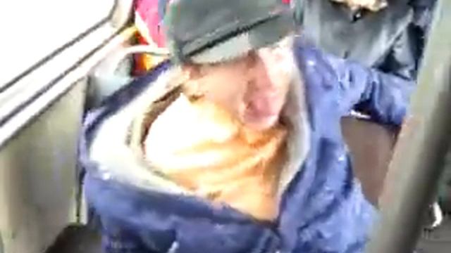 Плющит в автобусе смотреть онлайн