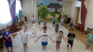 Танец «Самые большие слоники» старшая группа