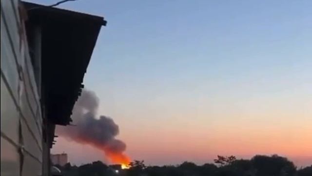 [ Альбом ]
Большой пожар и взрывы в районе Геническа вблизи границы с Крымом, судя по всему нанесен смотреть онлайн