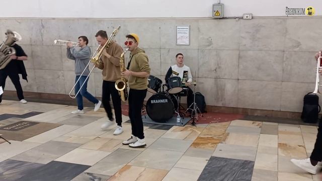 «18 мне уже!» | Играет, поёт и танцует ансамбль «CuBand» смотреть онлайн