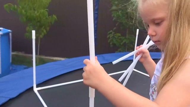 ДОМ на БАТУТЕ / Как построить дом в Батуте / КАРКАСНЫЙ ДОМИК для ДЕТЕЙ построй сам pretend play смотреть онлайн