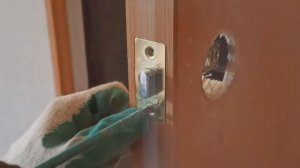 Врезка замка с ручкой в межкомнатную дверь своими руками без шаблона