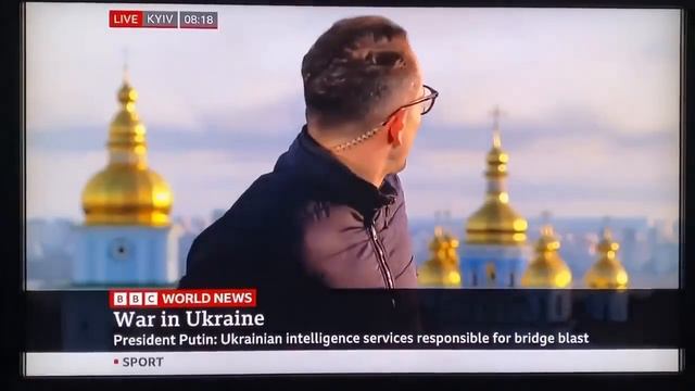 Удар по Киеву произошёл прямо во время репортажа корреспондента BBC. смотреть онлайн