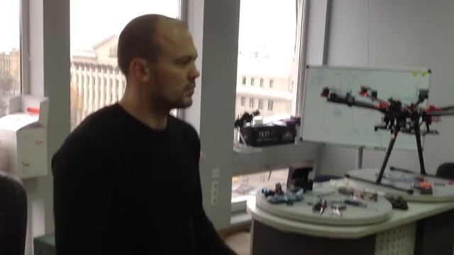 Робота квадрокоптера у приміщенні офісу смотреть онлайн