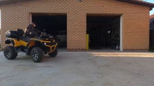 Перевозка двух больших квадроциклов на одном прицепе.