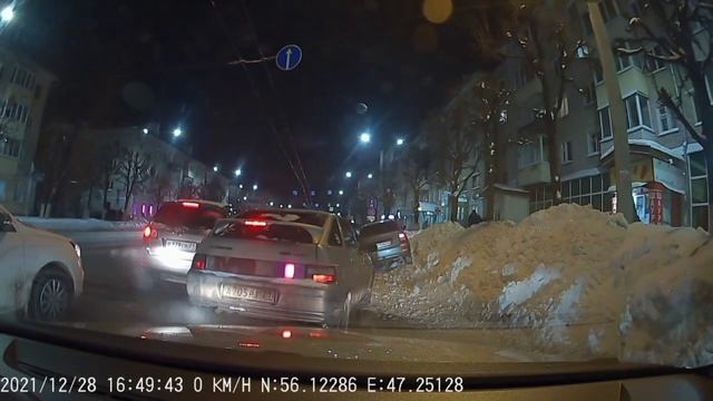 Водитель «Приоры» ушел в сугроб, чтобы не врезаться в «Опель» смотреть онлайн