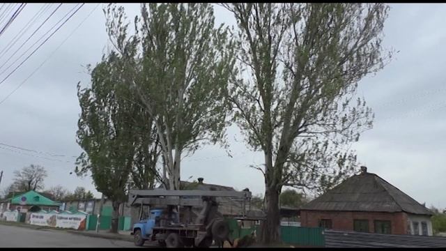 Стихійне лихо у Слов’янську. Дерево впало на будинок смотреть онлайн