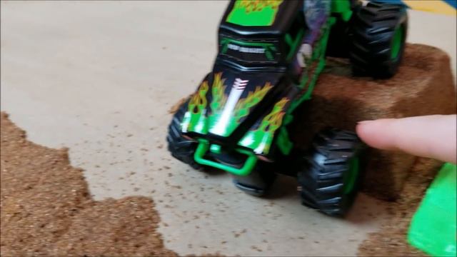 Monster Jam Monster Trucks Grave Digger Mini RC Freestyle смотреть онлайн